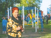 Н.А. Роскина на открытии детской площадки в п. Менделеевский